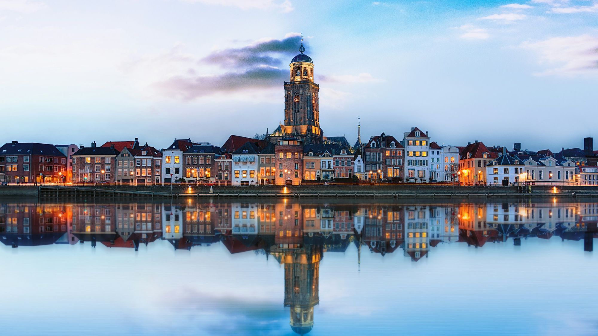 De skyline van Deventer aan de IJssel in de avond